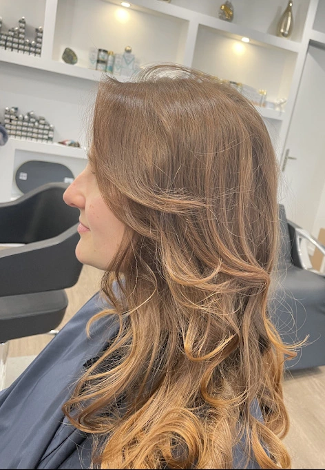 cheveux longs bouclés bruns 